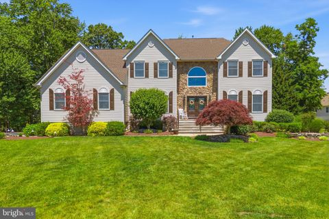 Homes For Sale - 16 Kings Court<br/> Middlesex County, MONROE TOWNSHIP, NJ 08831