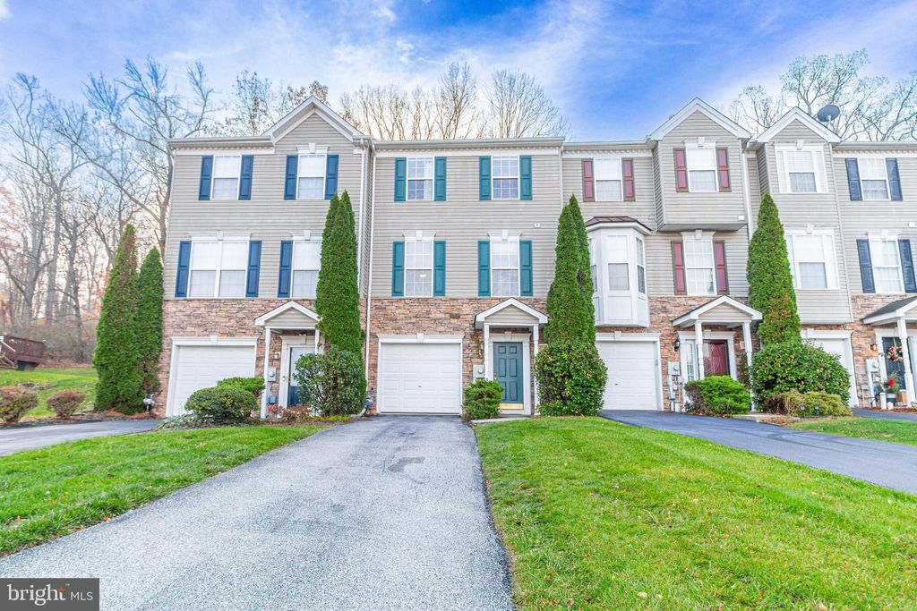 Photo of 374 Bruaw Drive, YORK, PA 17406 (MLS # PAYK2094284)