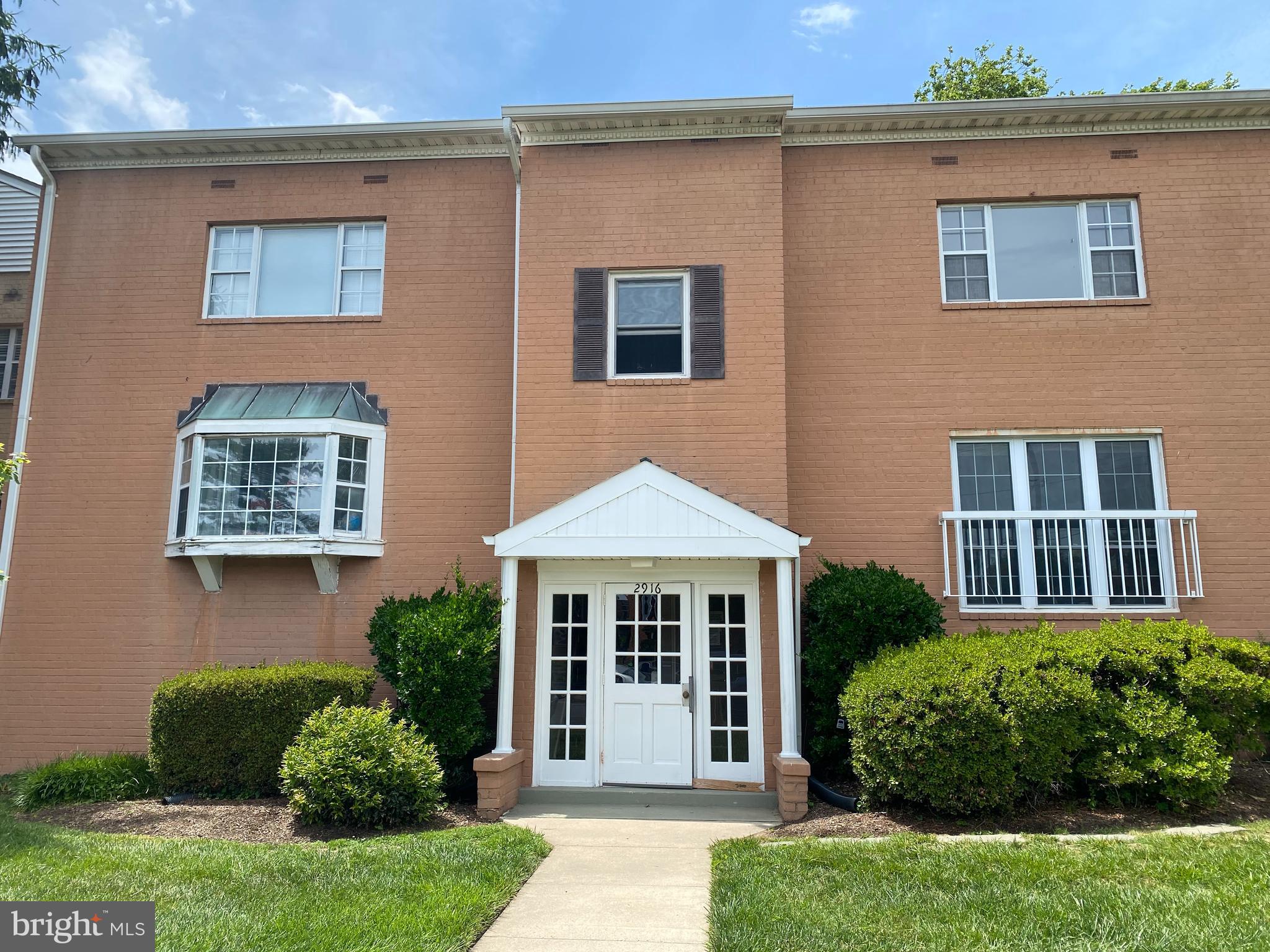 Beautifully Updated 1-Bedroom Condo in Falls Church
Step into this freshly remodeled and well maintained 1-bedroom, 1-bath condo offering 578 sq ft of bright and comfortable living space. Renovated in 2022, the modern kitchen features sleek cabinets, stylish countertops, and stainless steel appliances, all brand new —perfect for cooking and entertaining.
The open layout flows into a sun-filled living area with clean lines and a fresh, contemporary feel. The entire unit is immaculately kept, offering a move-in ready home in a quiet, well-located community.
Enjoy easy access to shopping, parks, and MedStar Georgetown University Hospital—all just minutes away.
Don’t miss this opportunity to move to this nice location in Falls Church !