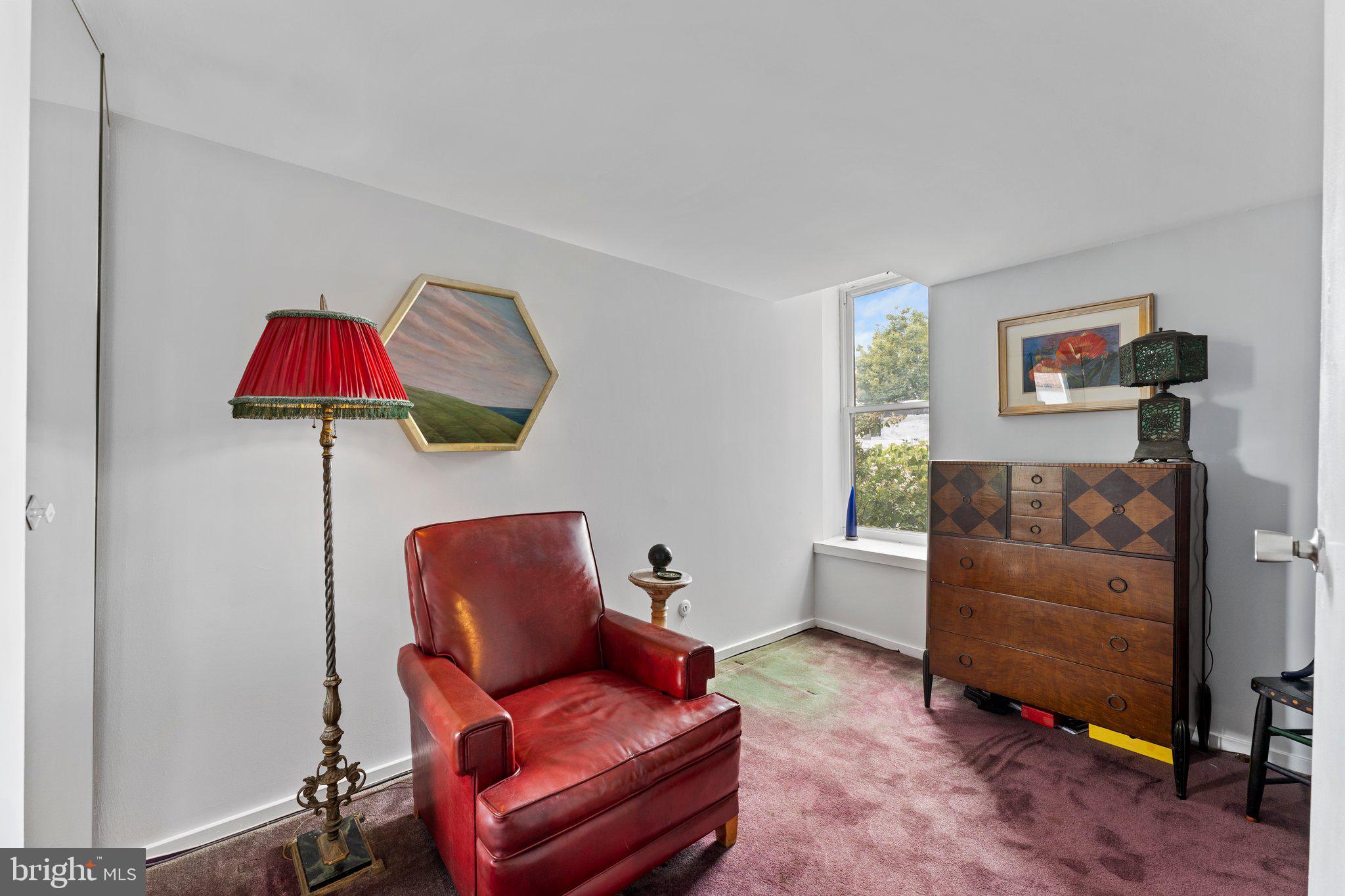 QUEEN VILLAGE - Residential