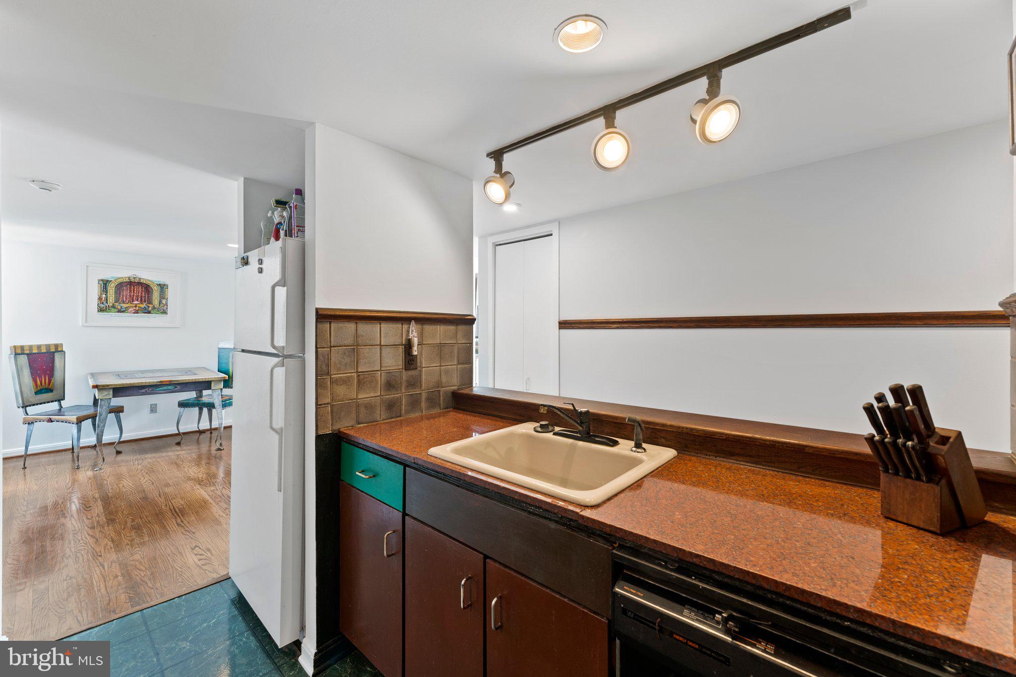 QUEEN VILLAGE - Residential