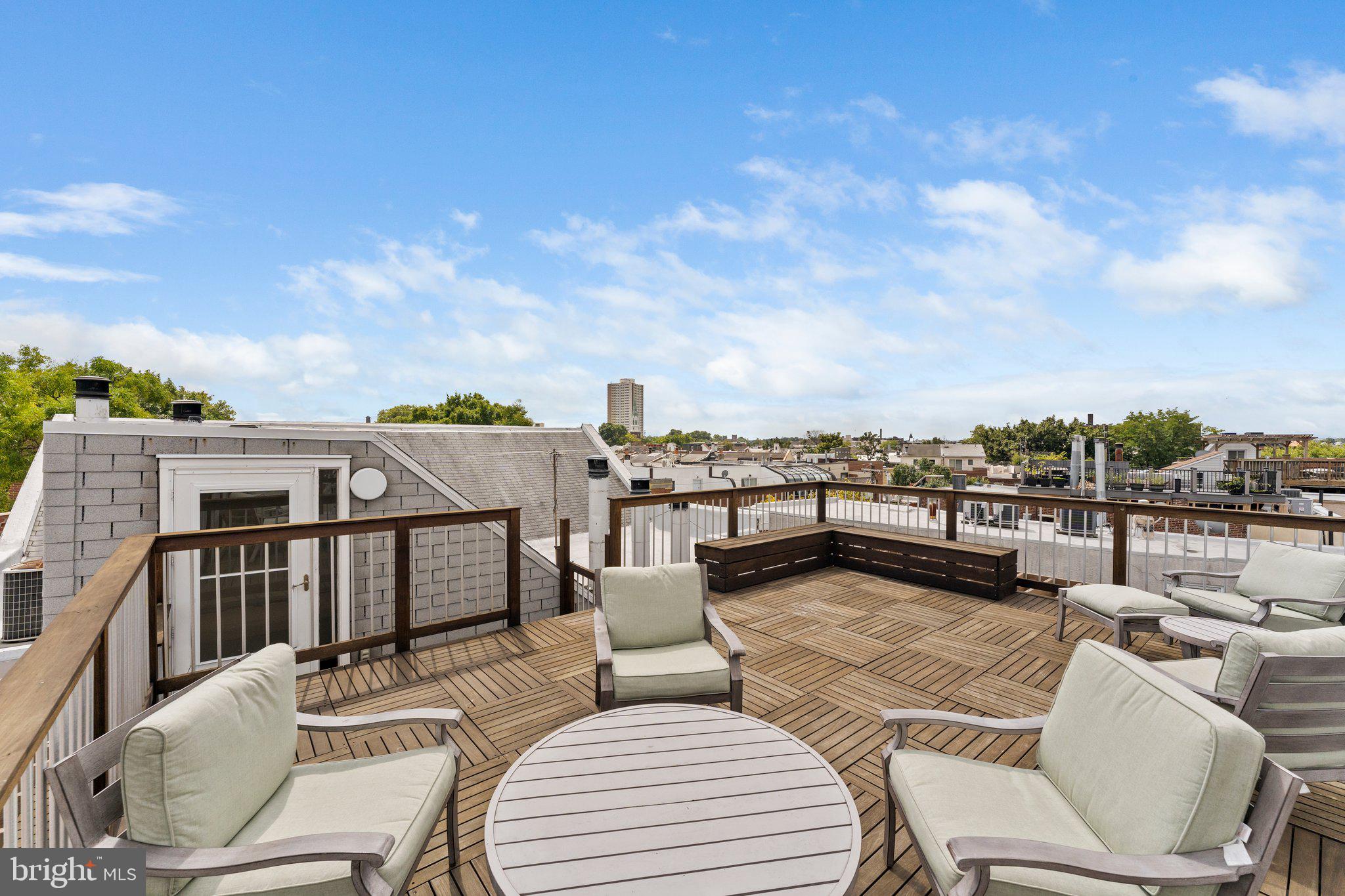QUEEN VILLAGE - Residential