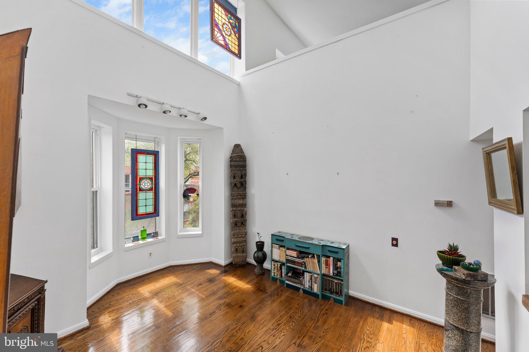 QUEEN VILLAGE - Residential