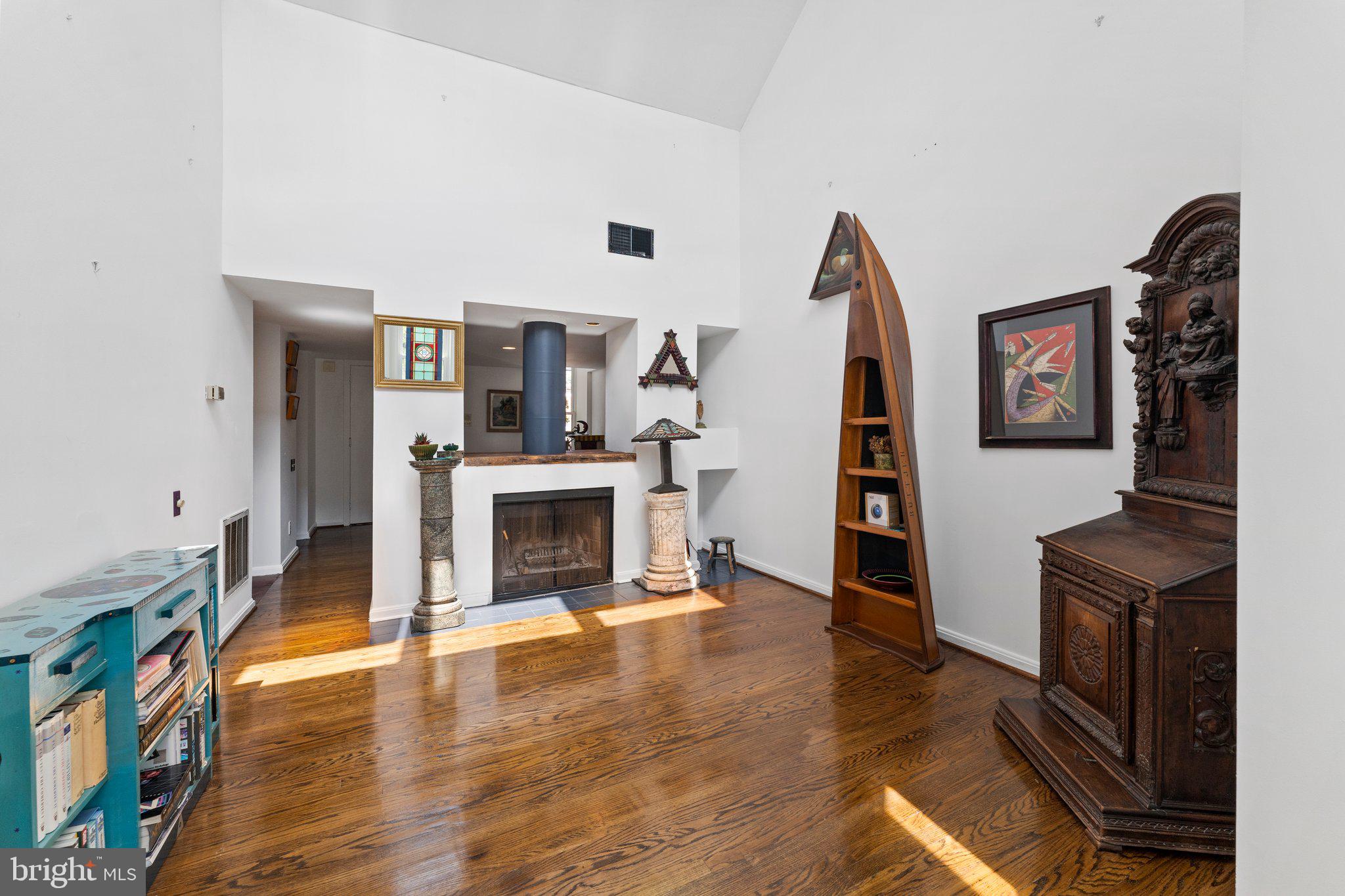 QUEEN VILLAGE - Residential