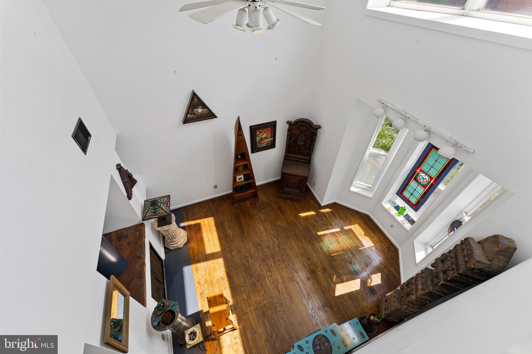 QUEEN VILLAGE - Residential
