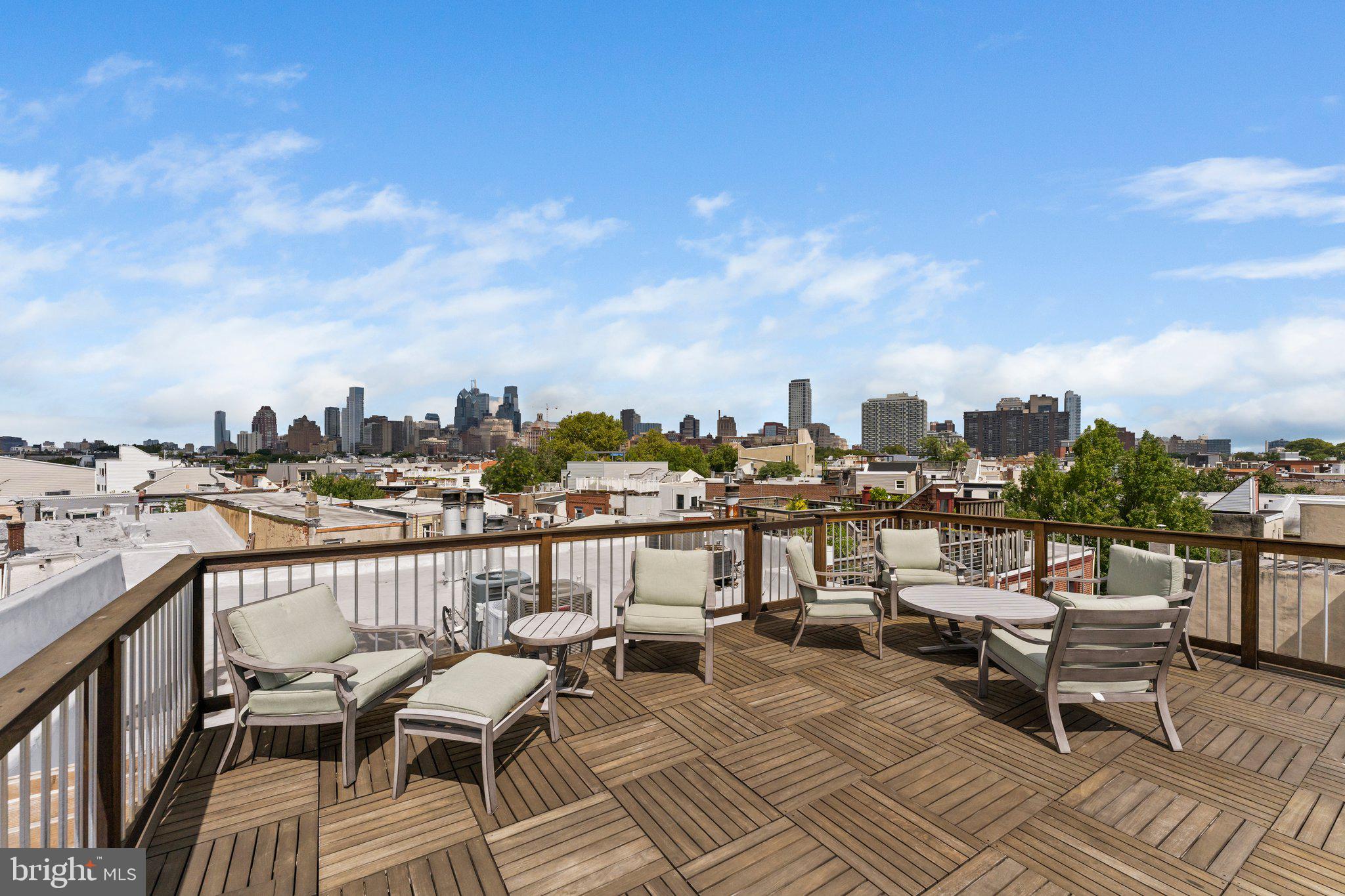 QUEEN VILLAGE - Residential