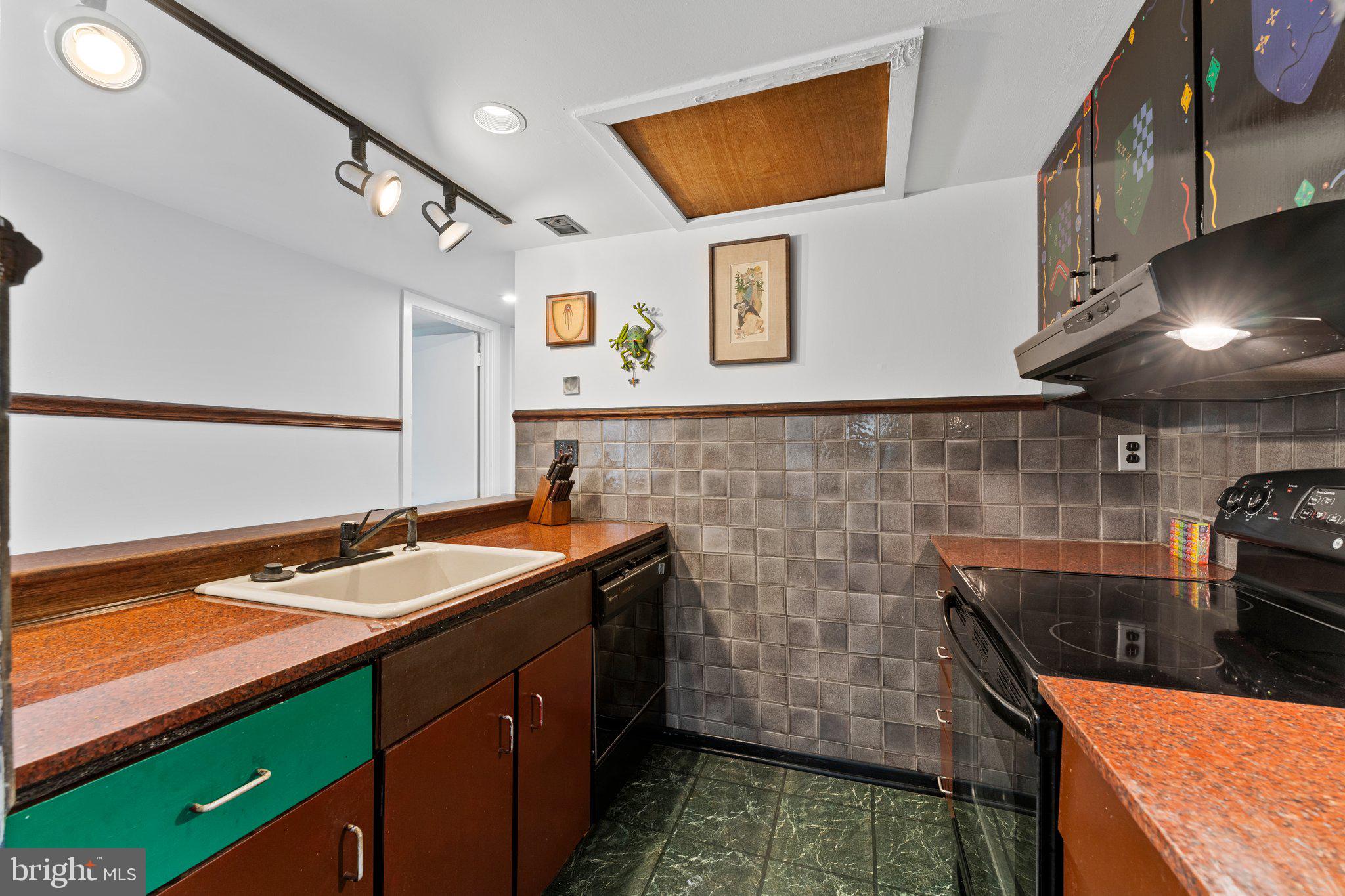 QUEEN VILLAGE - Residential