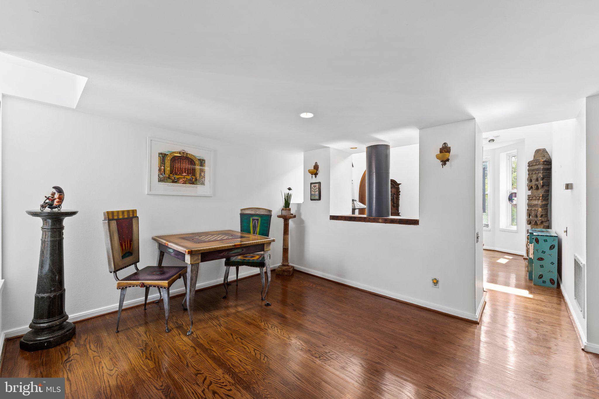 QUEEN VILLAGE - Residential