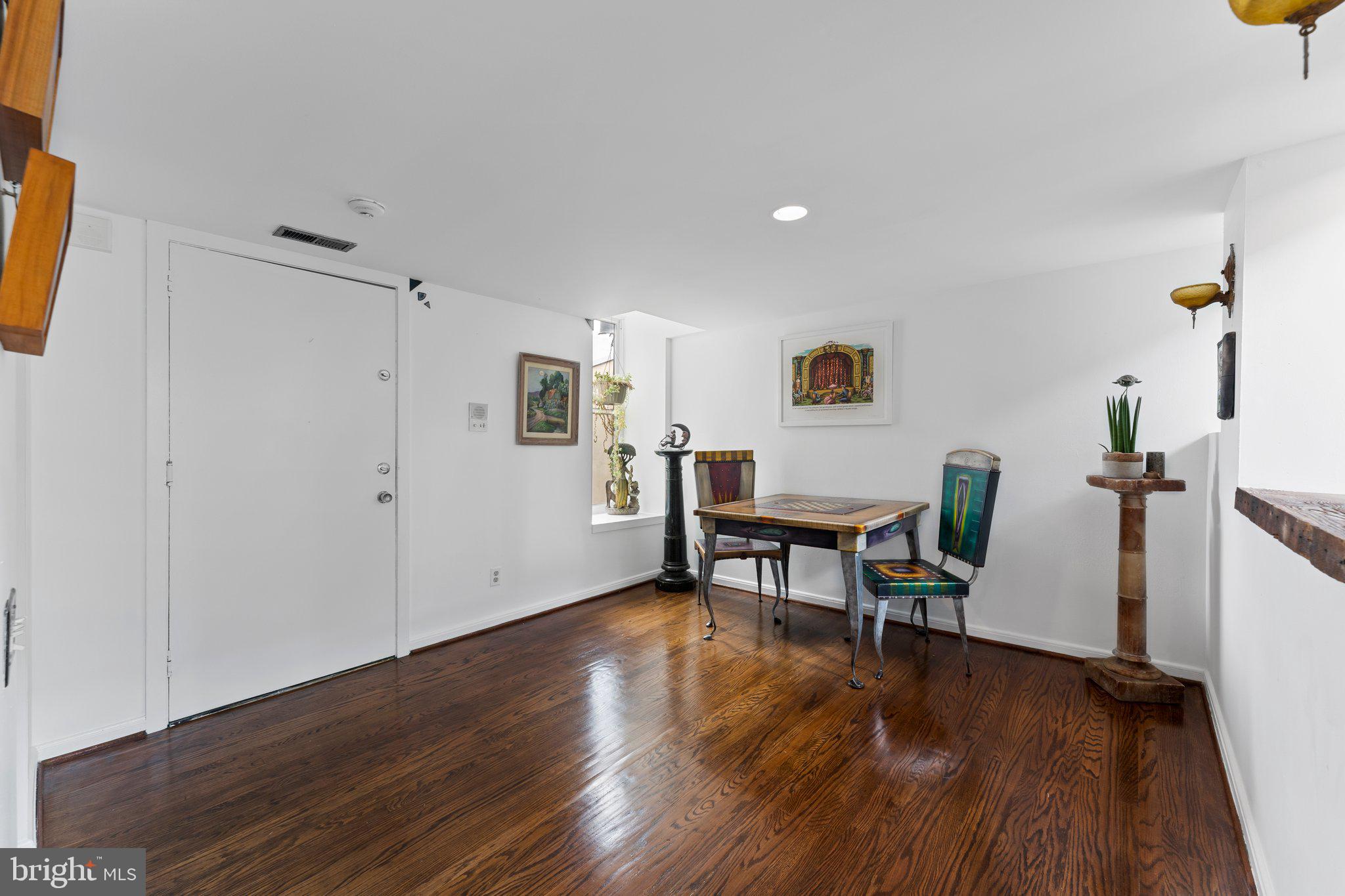 QUEEN VILLAGE - Residential