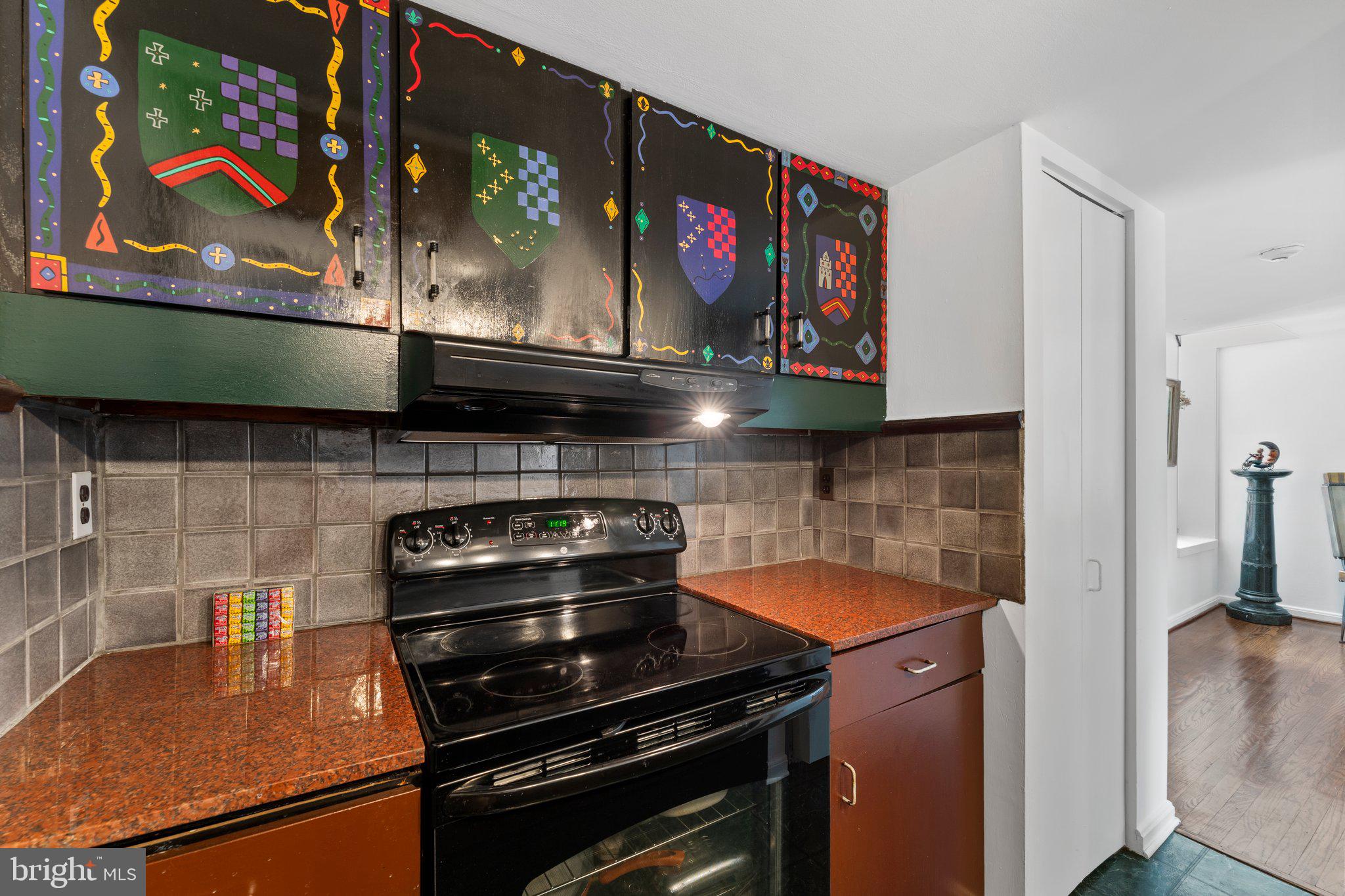 QUEEN VILLAGE - Residential