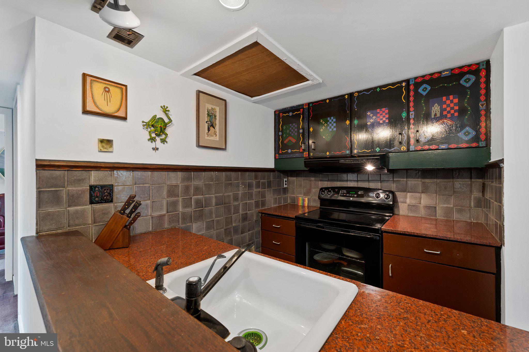 QUEEN VILLAGE - Residential