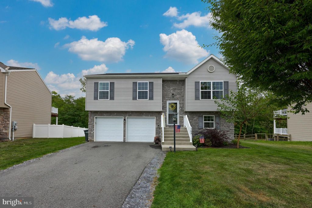 Photo of 163 PENN OAK DR, BAINBRIDGE, PA 17502 (MLS # PALA2040088)