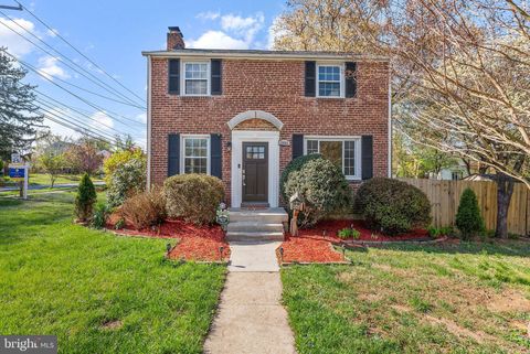 Photo of 2600 Arcola Avenue, SILVER SPRING, MD 20902 (MLS # MDMC2225024)