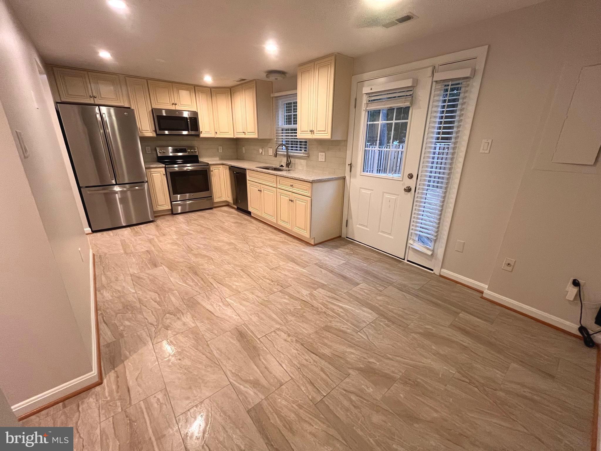 1567 BENNINGTON WOODS COURT