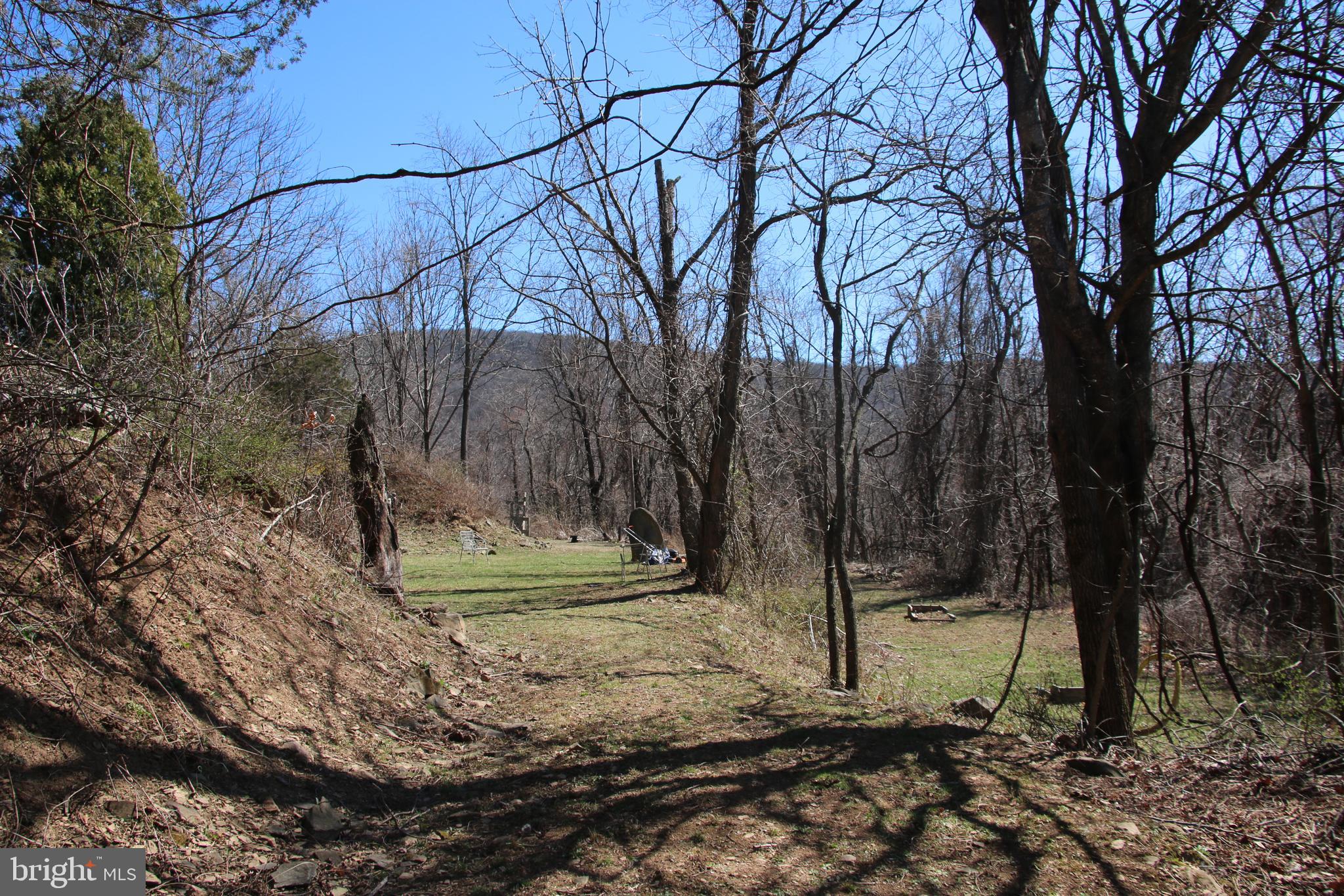 SKYLINE LAKES - Land