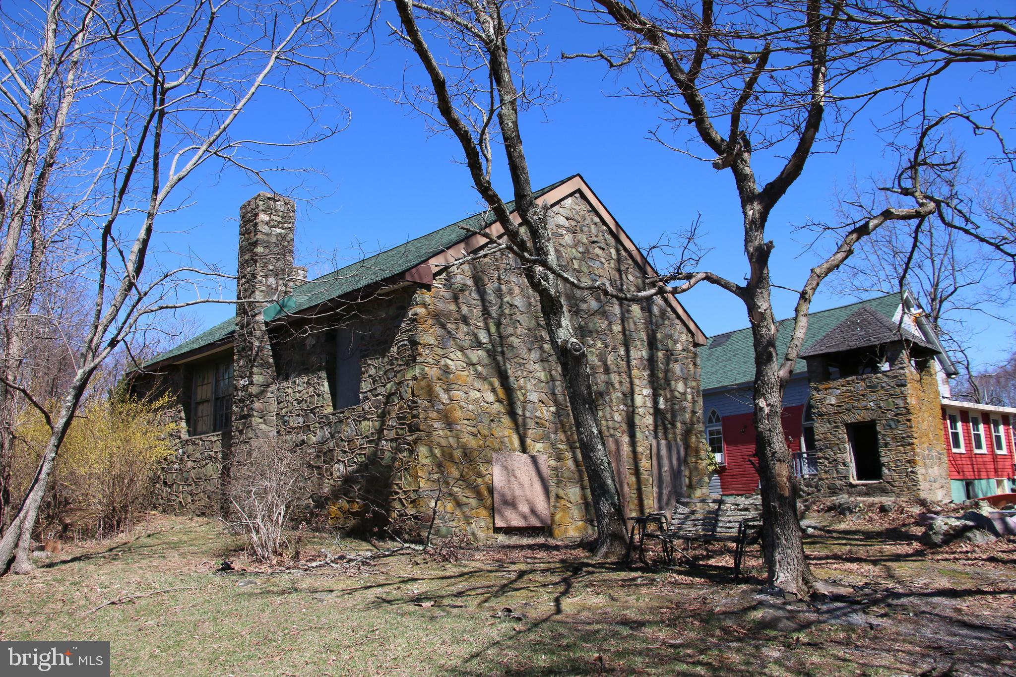 SKYLINE LAKES - Land