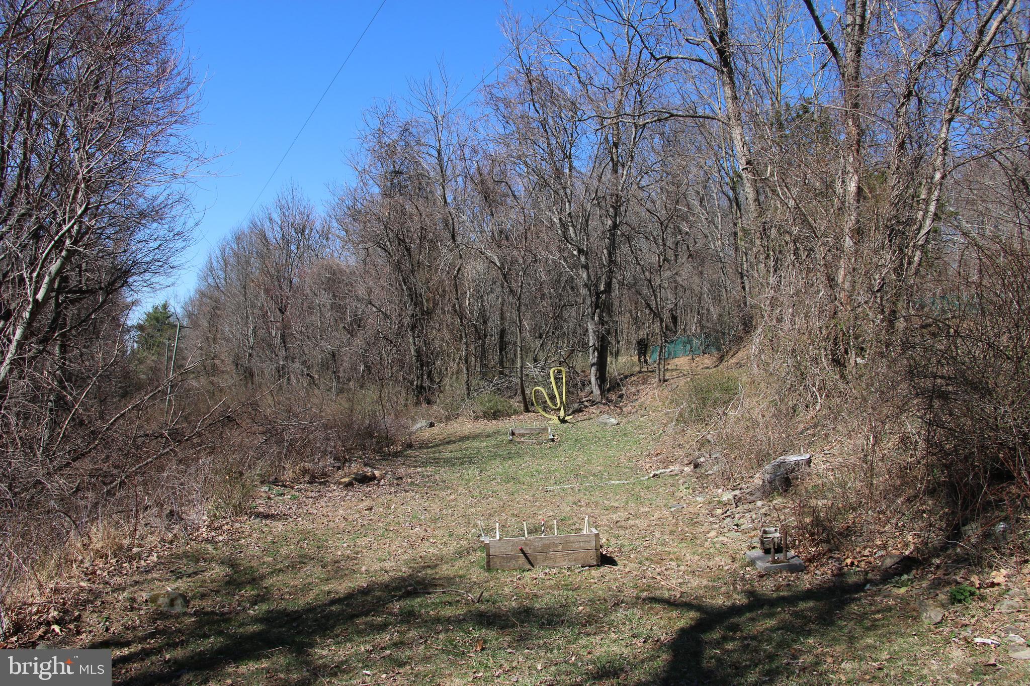 SKYLINE LAKES - Land