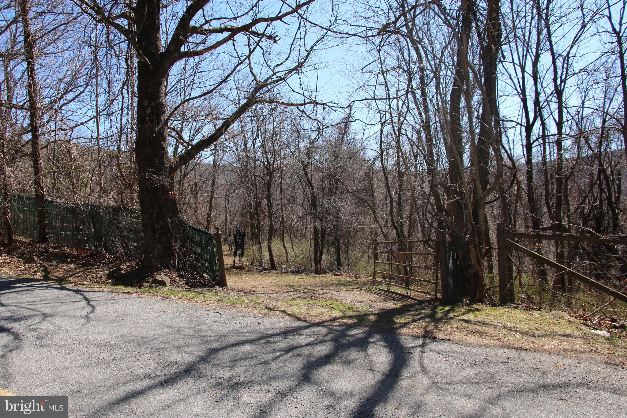 SKYLINE LAKES - Land