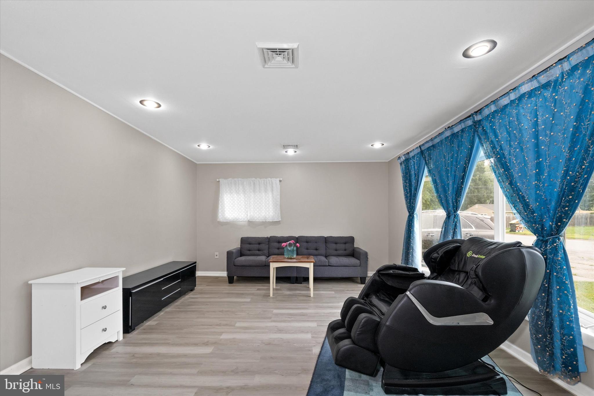 12 S KINGSTON ROAD