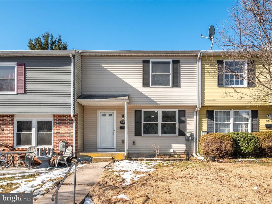Welcome Home!   This property is gorgeous, clean and ready to move into. As soon as you walk through the door, you'll feel right at home with the spacious layout. Don't miss the opportunity to make this beautiful house your new home!
