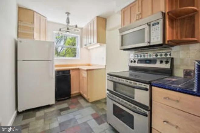 8413 SPENCER COURT