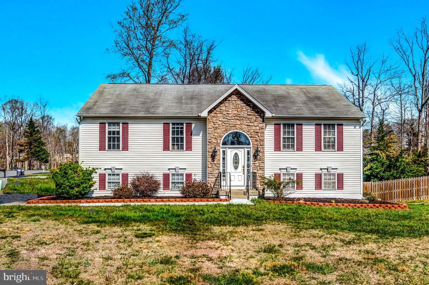 Open floor concept!! Beautiful wood floors, upgraded kitchen, upgraded bathrooms, and amazing tile floors  throughout the house! This home  is a must see!!! Just minutes away from VRE Station, and  from major highways.....Just minutes away from target and big name stores. Don't miss out!!