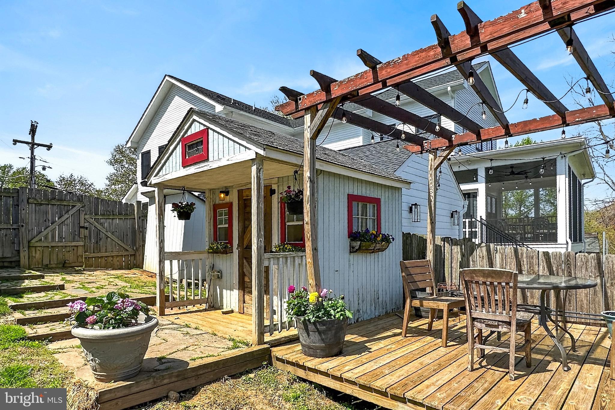 WEST LAWN - Residential