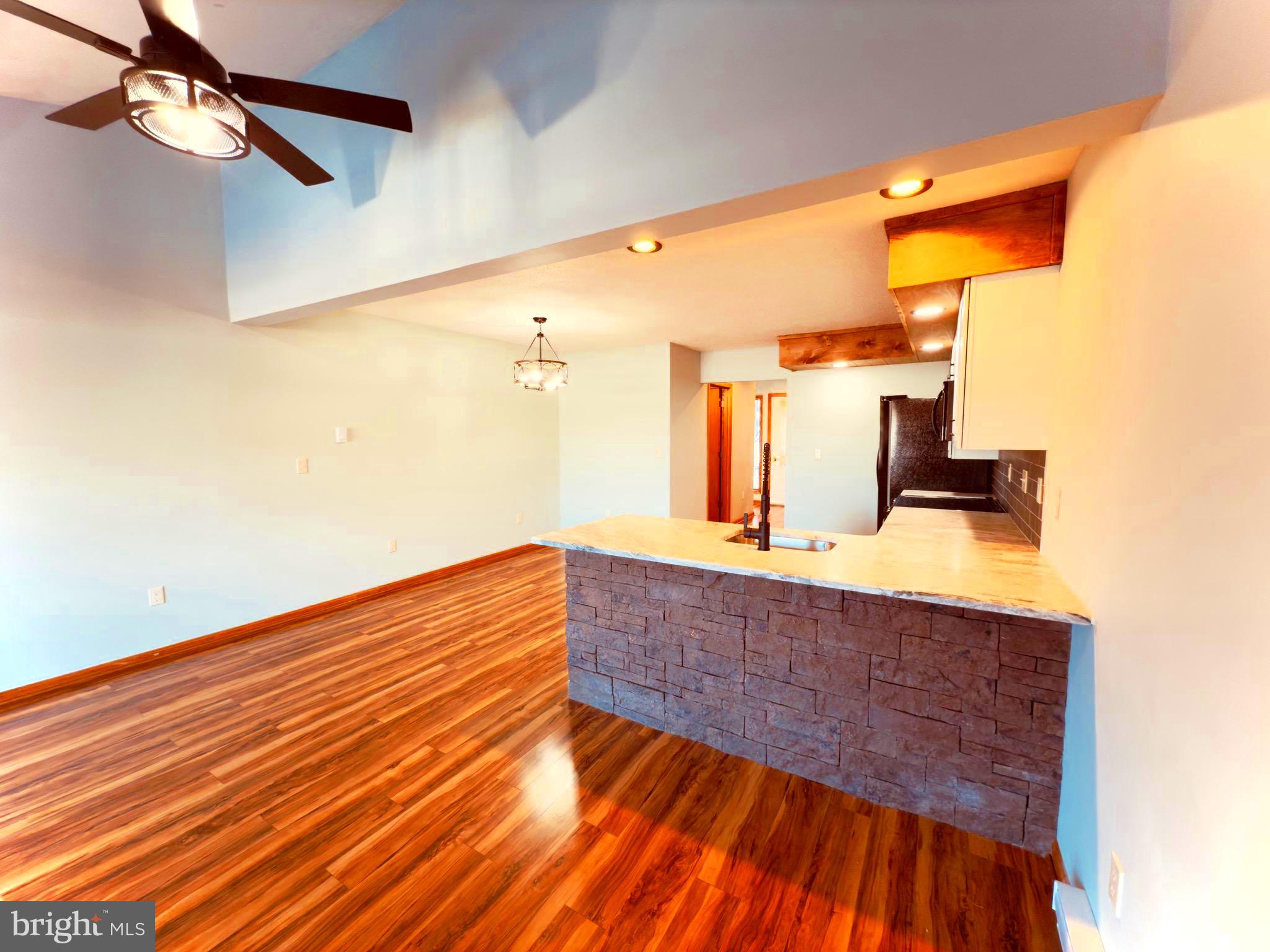 LAUREL BROOK - Residential