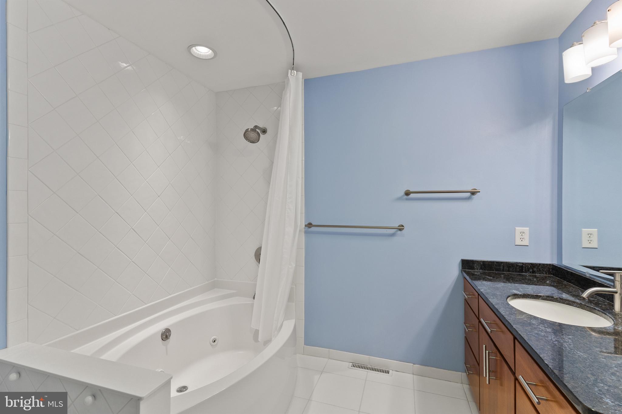 FOX HALL WEST - Residential