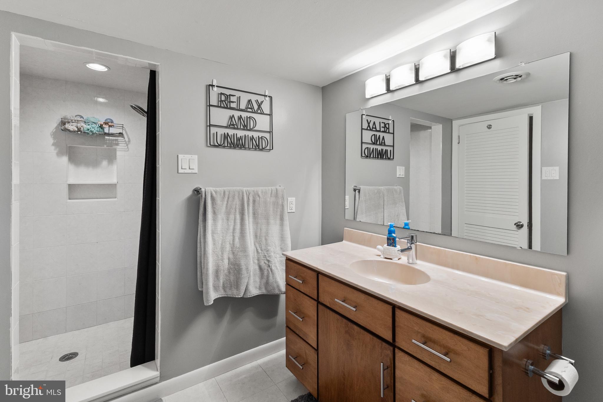 FOX HALL WEST - Residential