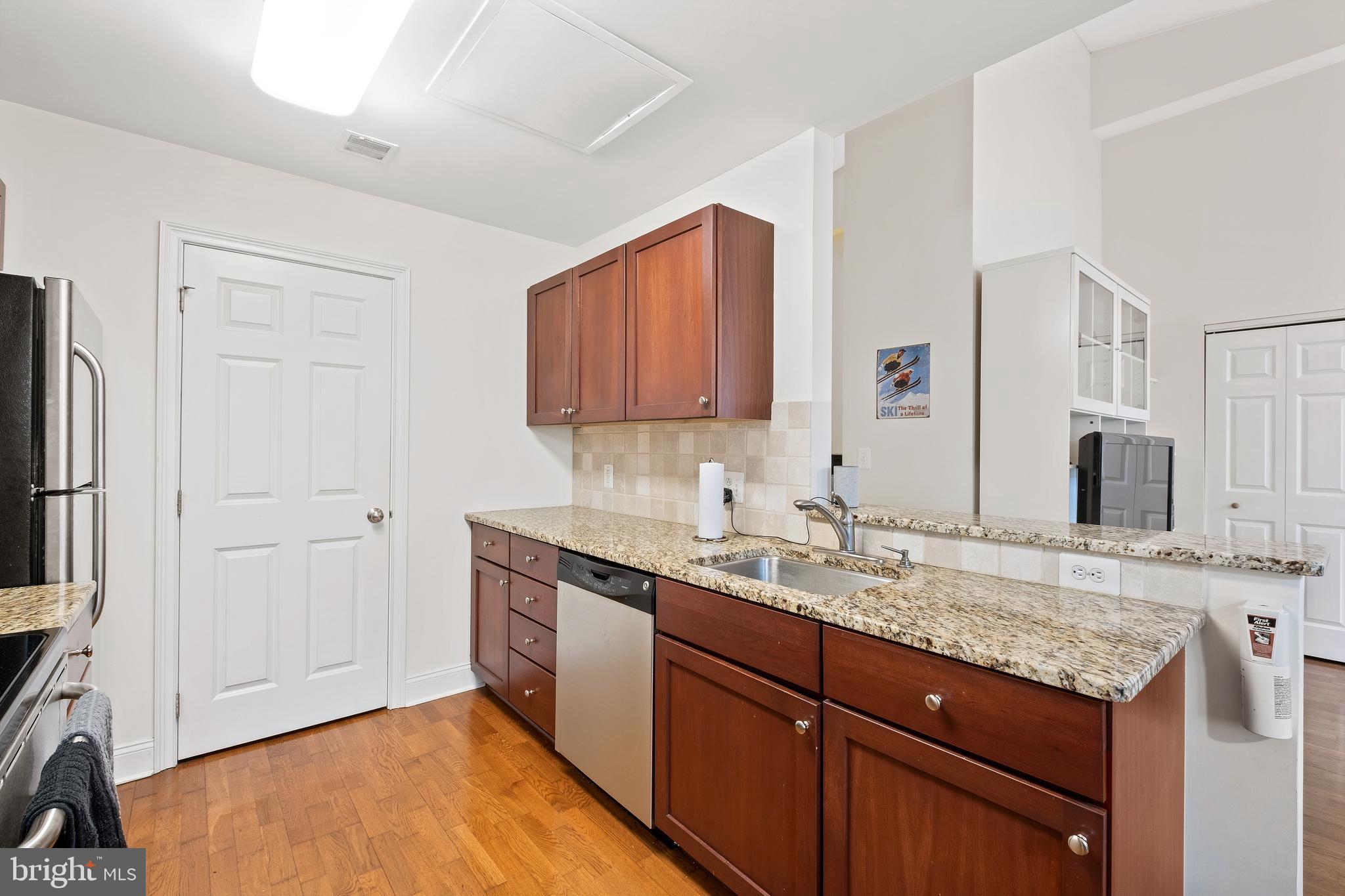 NAVAL SQUARE - Residential Lease