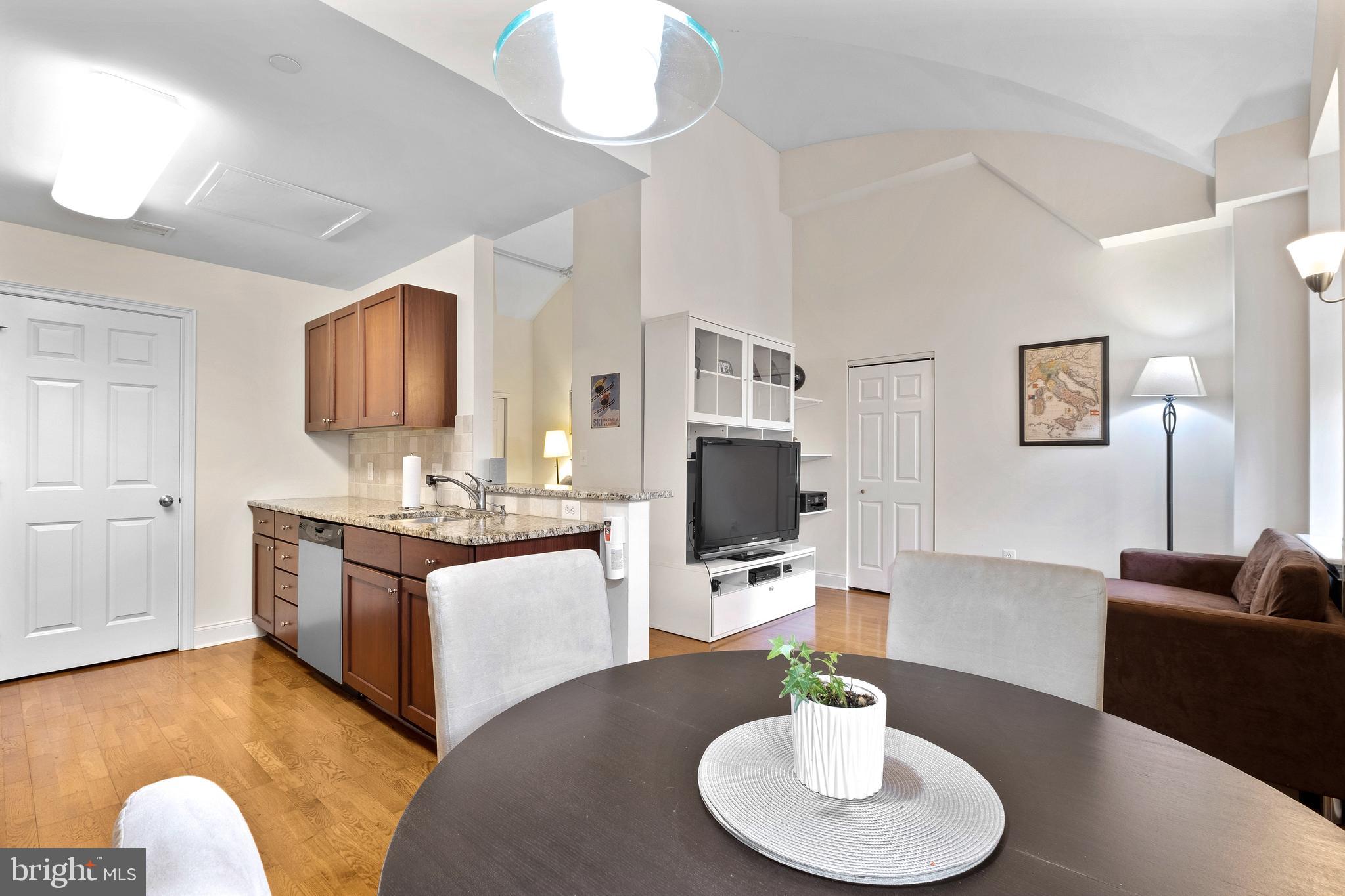 NAVAL SQUARE - Residential Lease