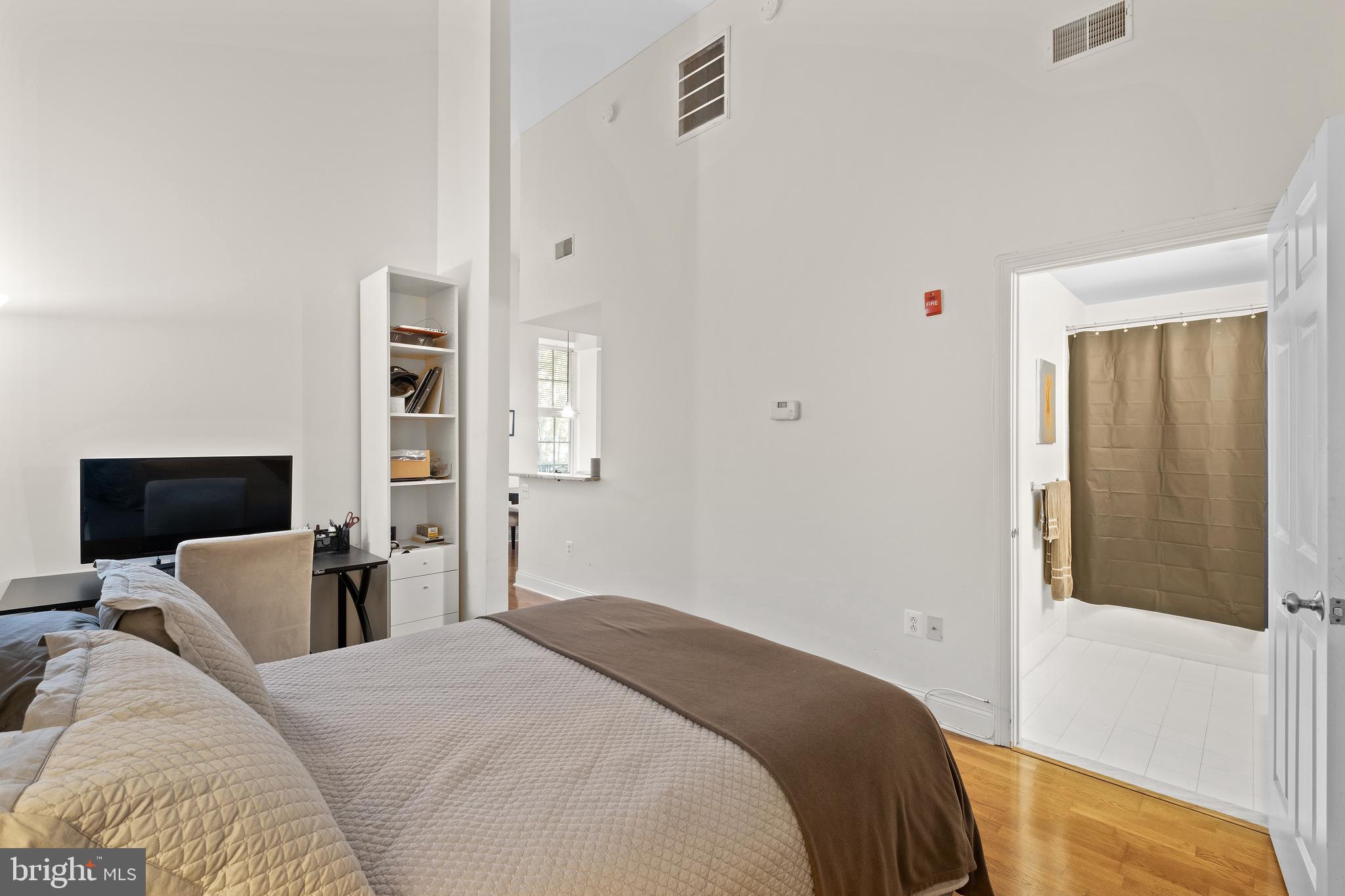 NAVAL SQUARE - Residential Lease