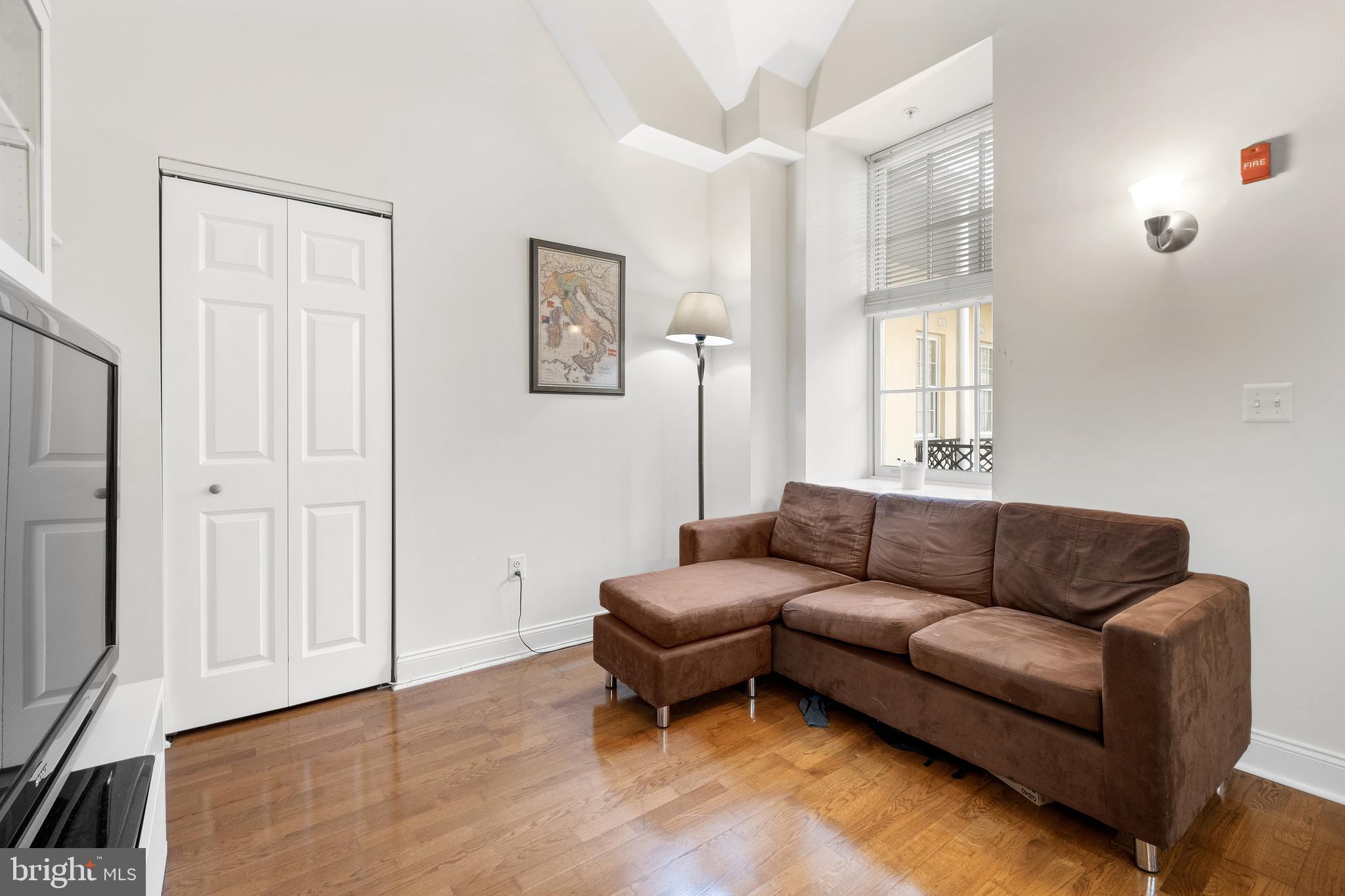 NAVAL SQUARE - Residential Lease