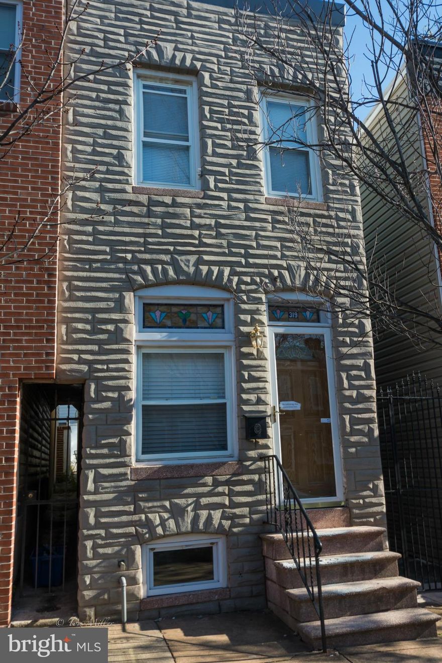 Butcher's Hill community, 2 bedroom, 1 bath, super clean townhouse, hardwood floors, updated appliances, granite kitchen counter tops, full size washer/dryer, updated bathroom, new roof, private rear court yard. Close to JHH, Patterson Park.Move in condition! priced to sell!
