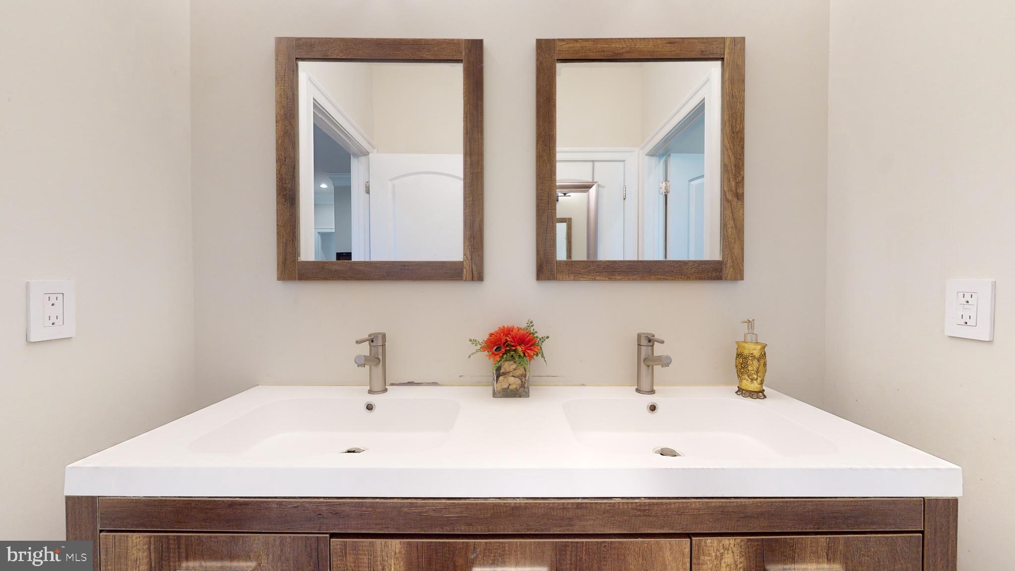 LANGLEY MANOR - Residential