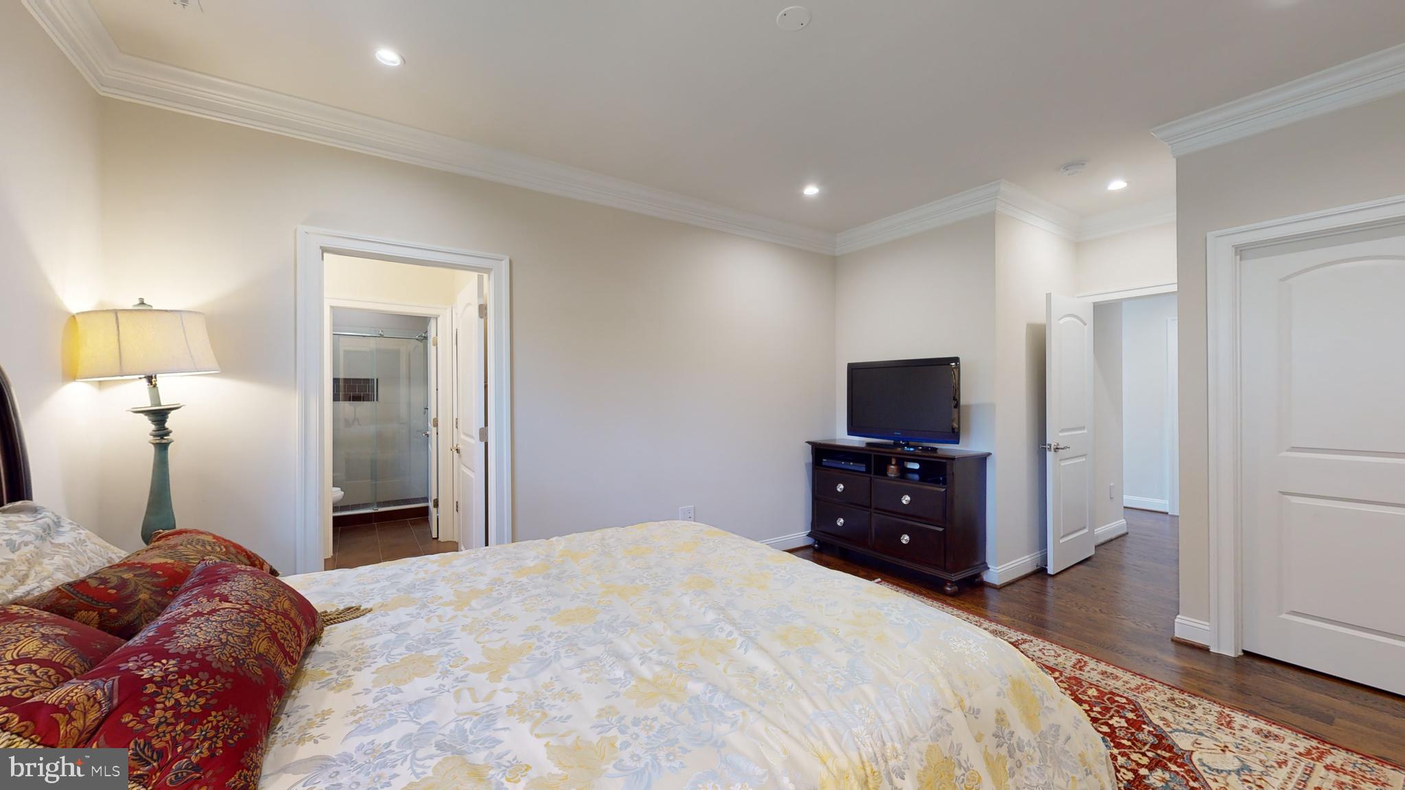 LANGLEY MANOR - Residential