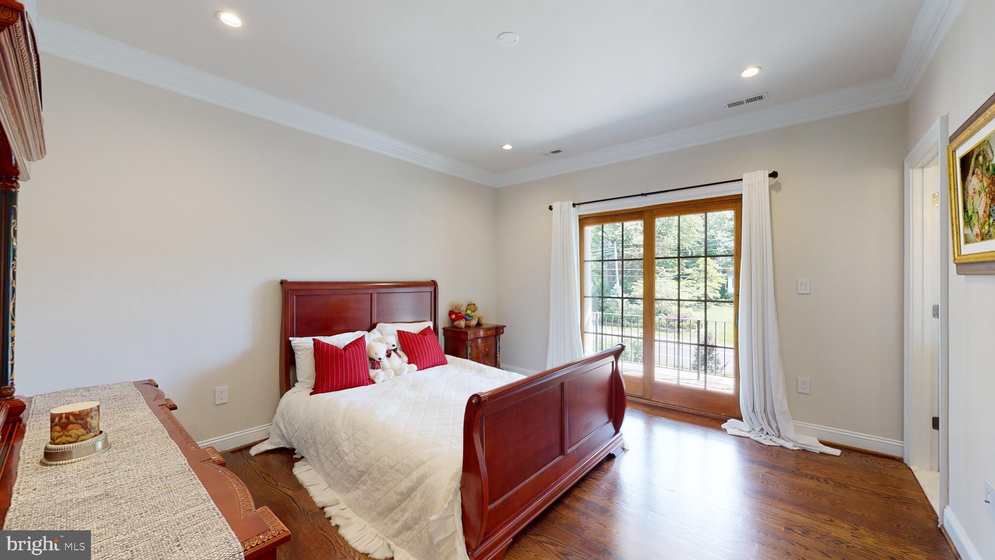 LANGLEY MANOR - Residential