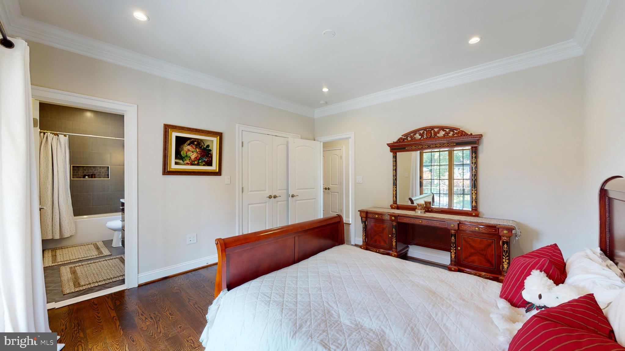 LANGLEY MANOR - Residential