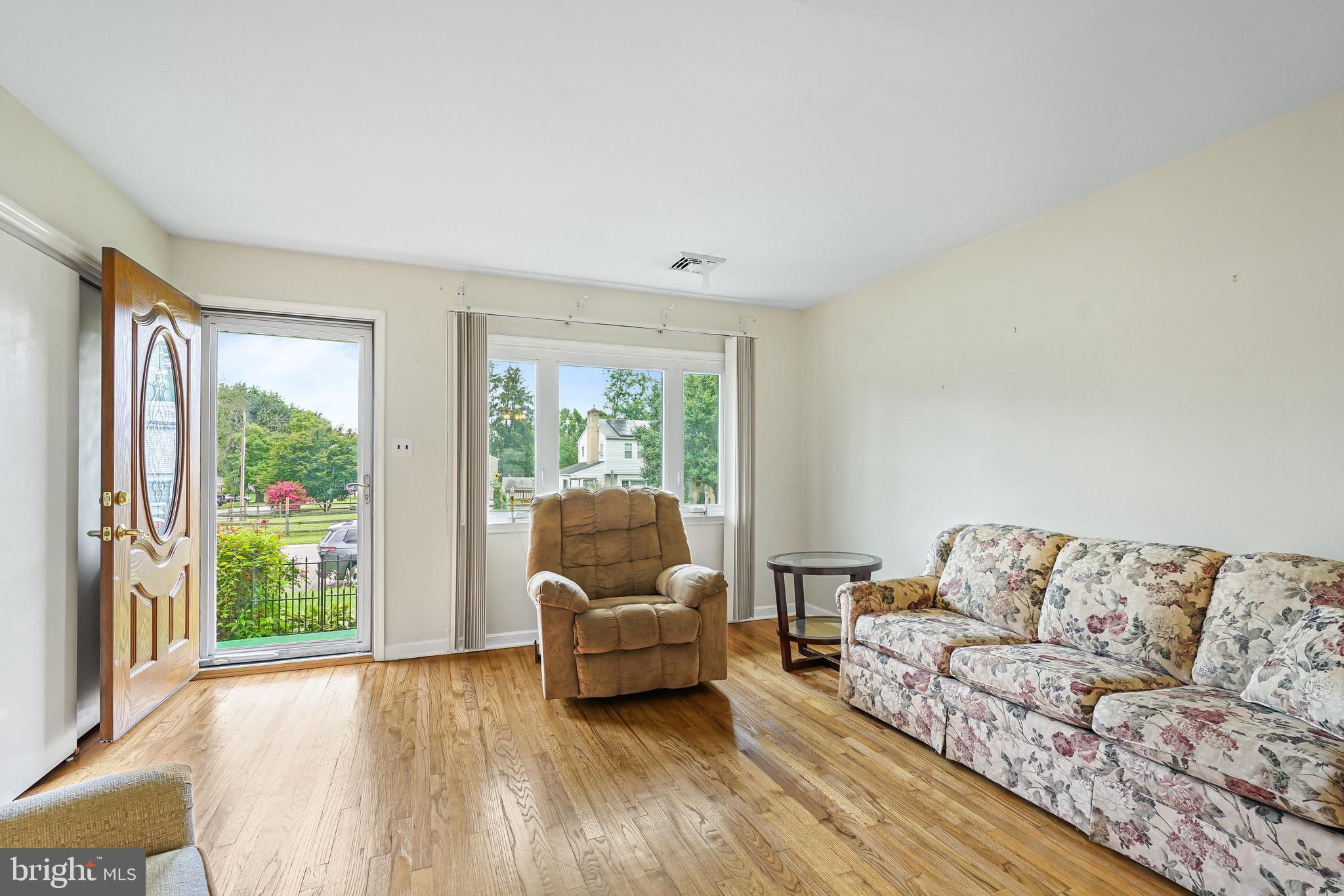 HOLLY HALL - Residential