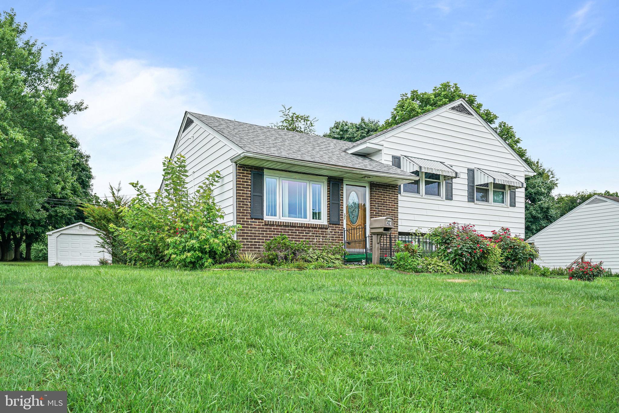 HOLLY HALL - Residential