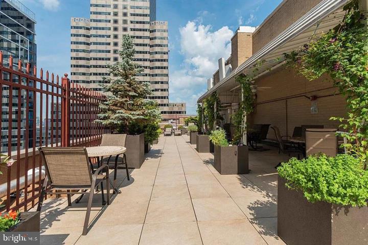 LOGAN SQUARE - Residential