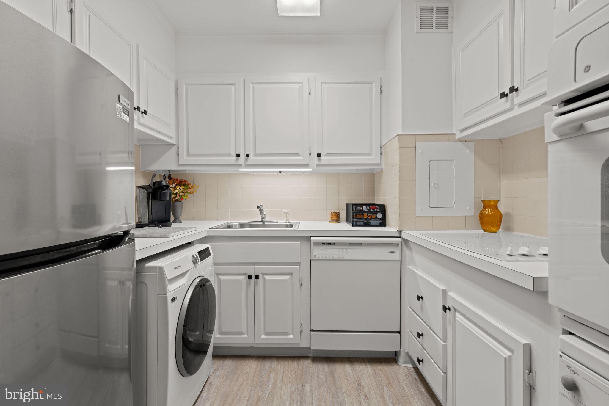 LOGAN SQUARE - Residential