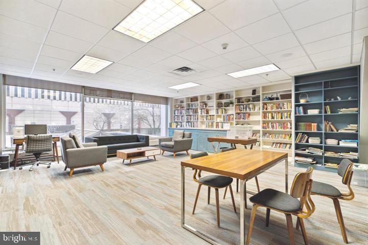 LOGAN SQUARE - Residential