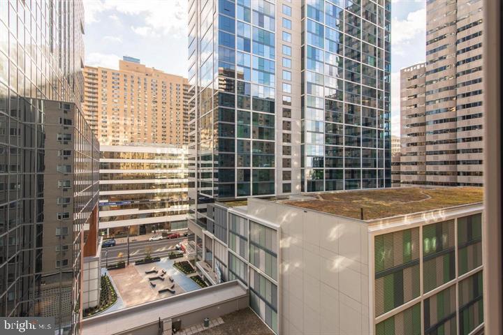 LOGAN SQUARE - Residential