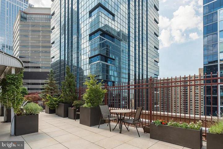 LOGAN SQUARE - Residential