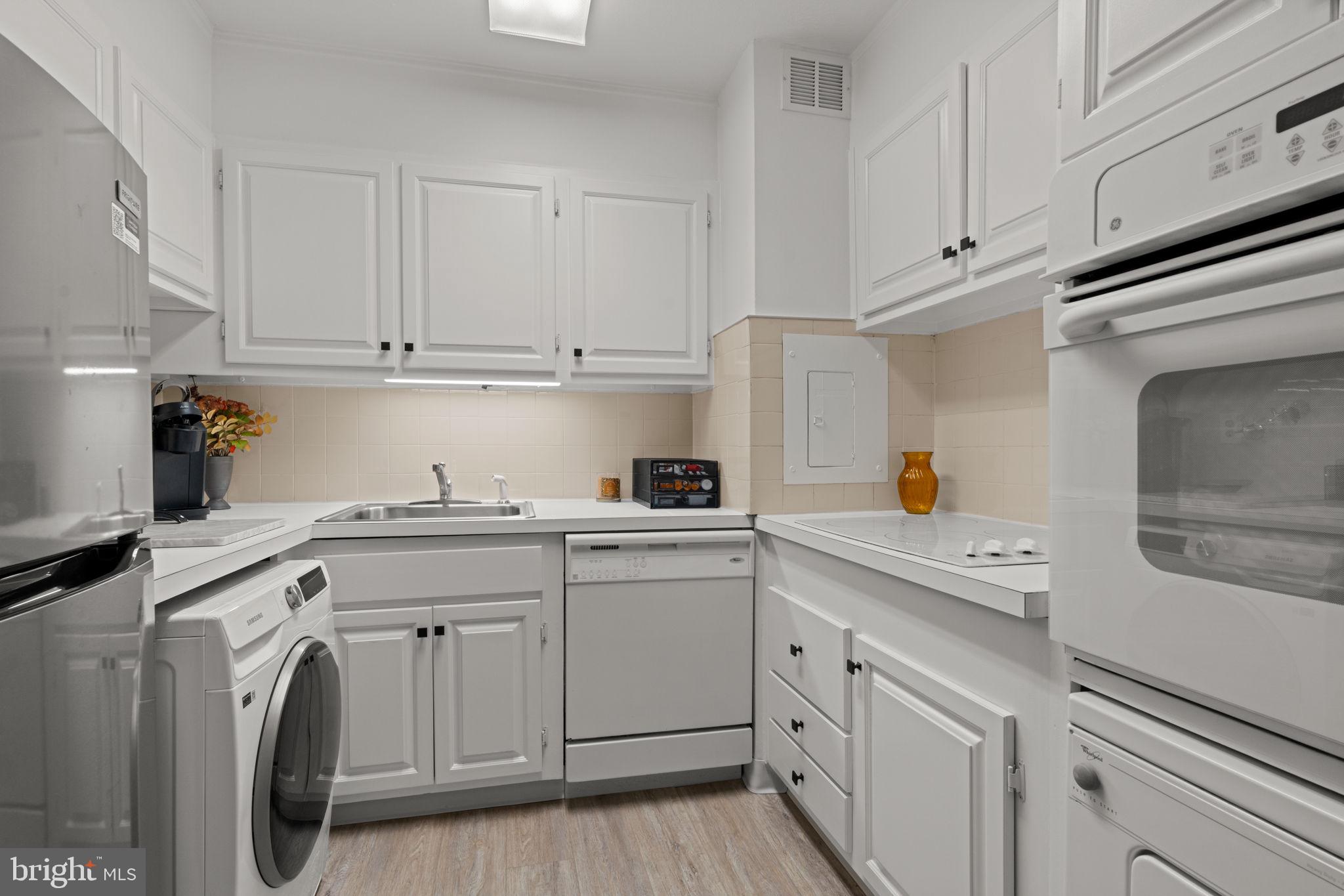 LOGAN SQUARE - Residential