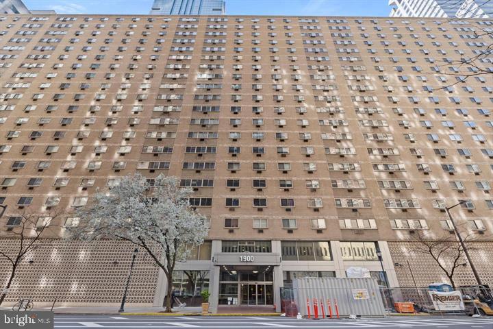 LOGAN SQUARE - Residential