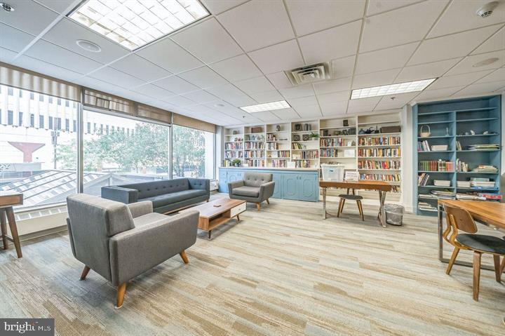 LOGAN SQUARE - Residential