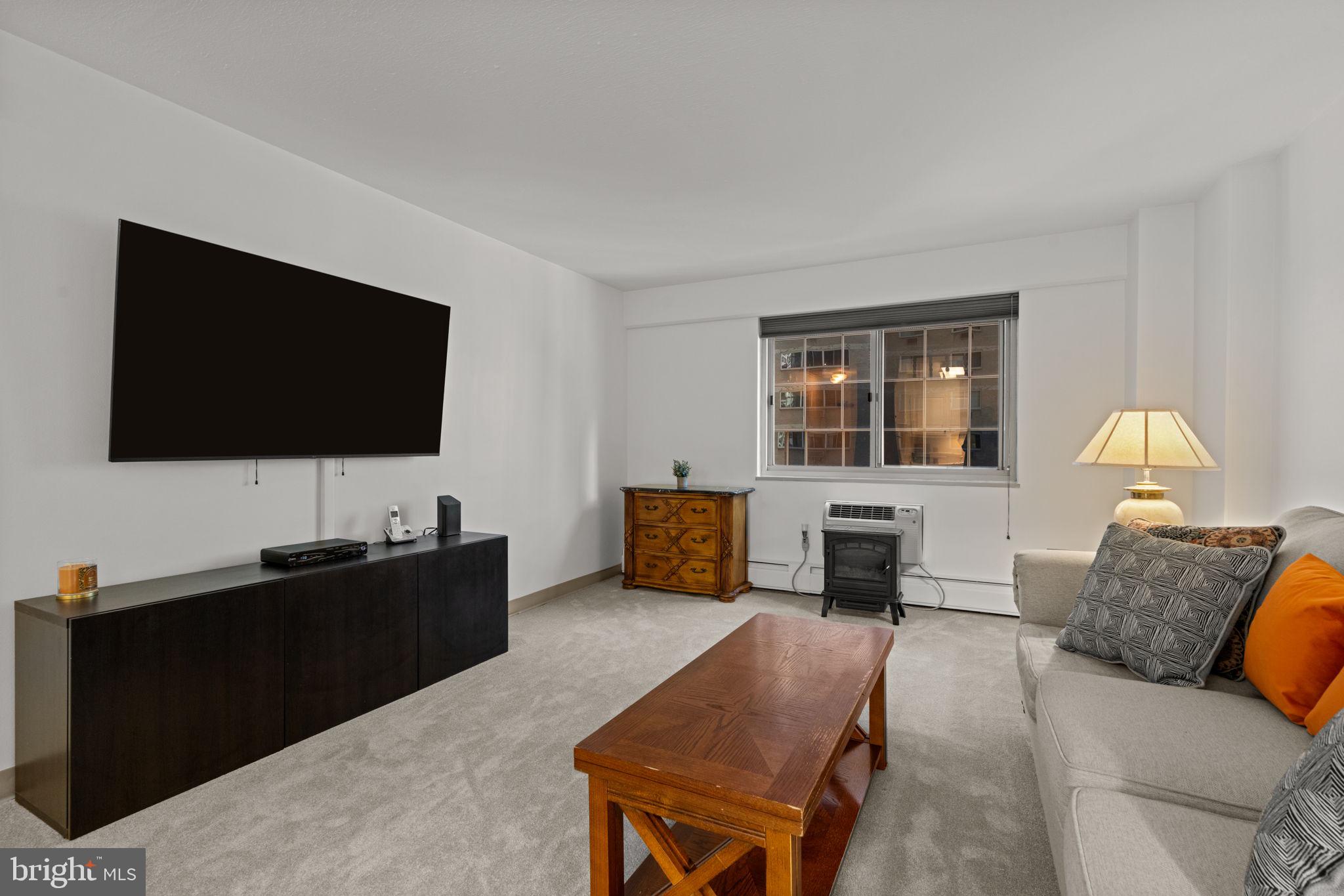 LOGAN SQUARE - Residential